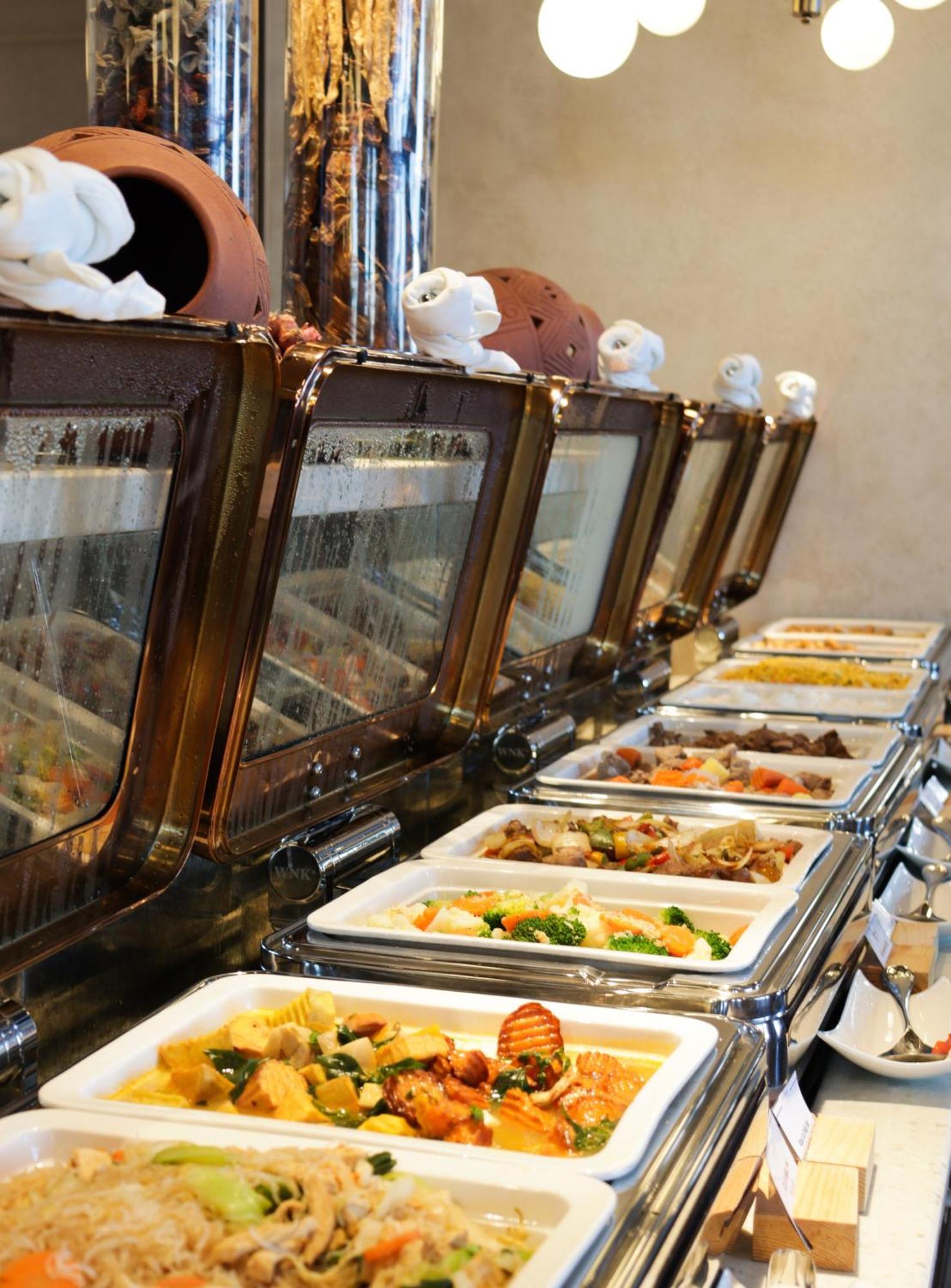 Centara Mirage Resort Mũi Né Buitenkant foto A chafing dish buffet